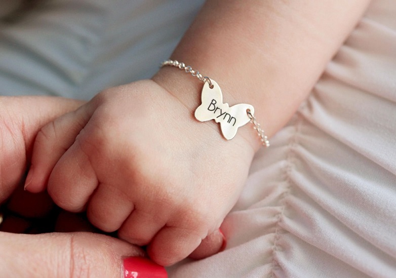 دستبند طلا مناسب کودکان و راهنمای خرید آن | بلاگ پرسته
