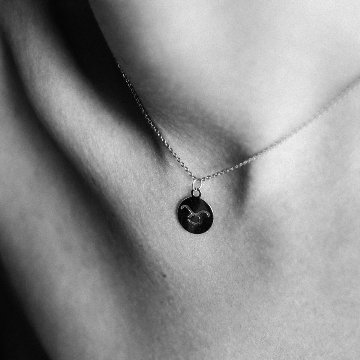 گردنبند طلا نماد ماه اردیبهشت - تصویر 5