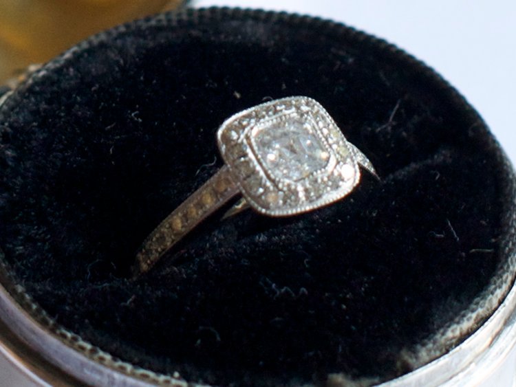 حلقه‌ نامزدی