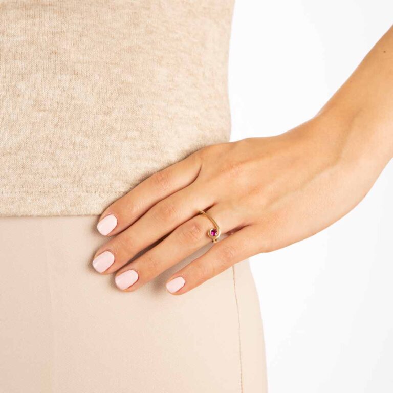 انگشتر طلا تک نگین قرمز پرسته