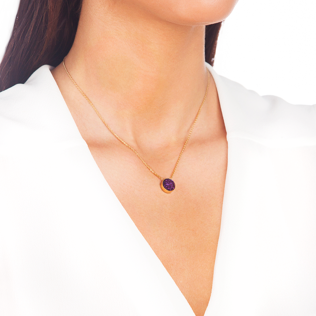 گردنبند طلا و یقه لباس