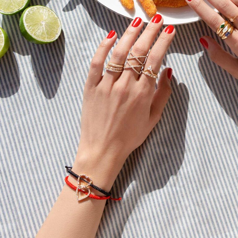 دستبند طلا بافت مشکی قلب نگین دار