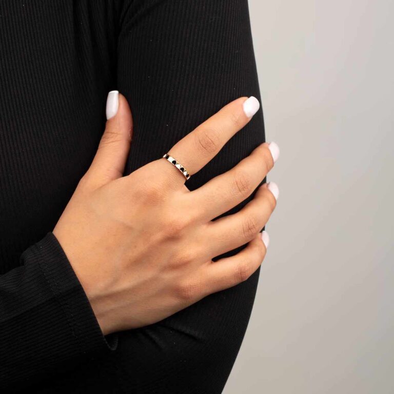 انگشتر طلا دور قلب مشکی سفید