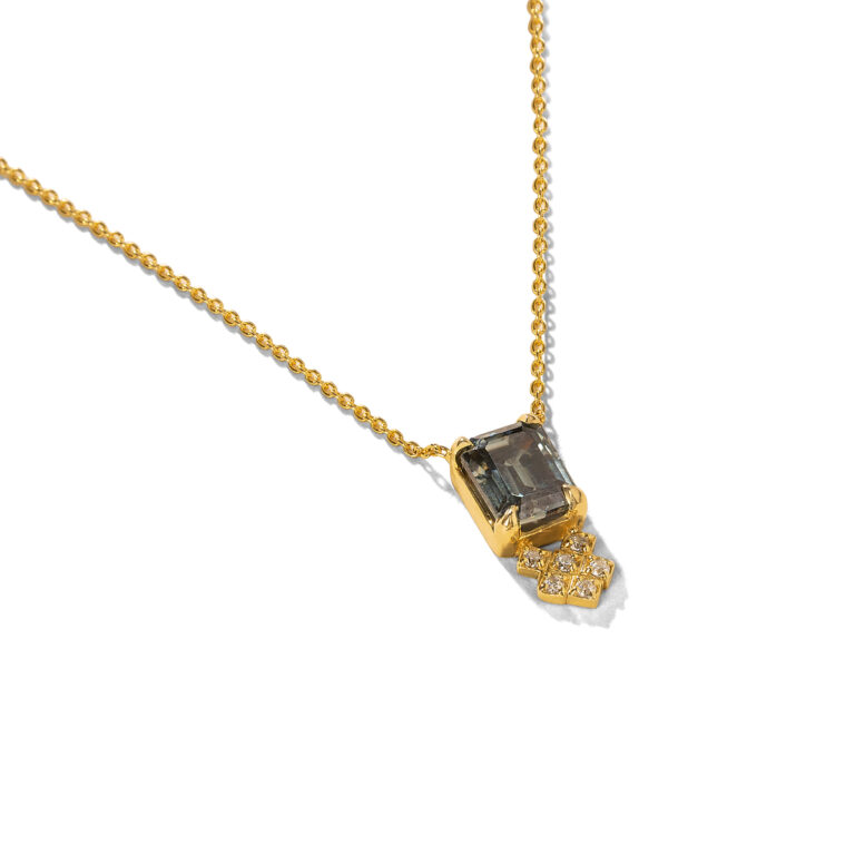 گردنبند طلا مستطیل موزانایت و نگین