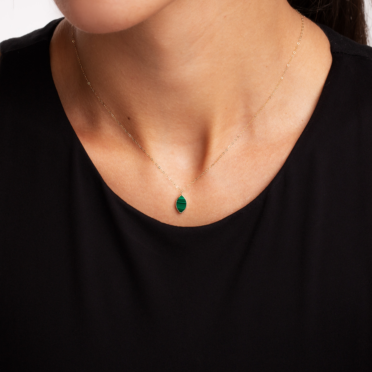 گردنبند طلا بیضی سبز گالری طلا پرسته