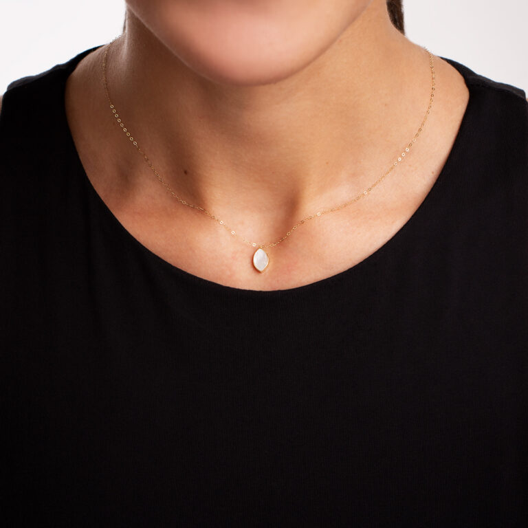 گردنبند طلا بیضی سفید گالری طلا پرسته