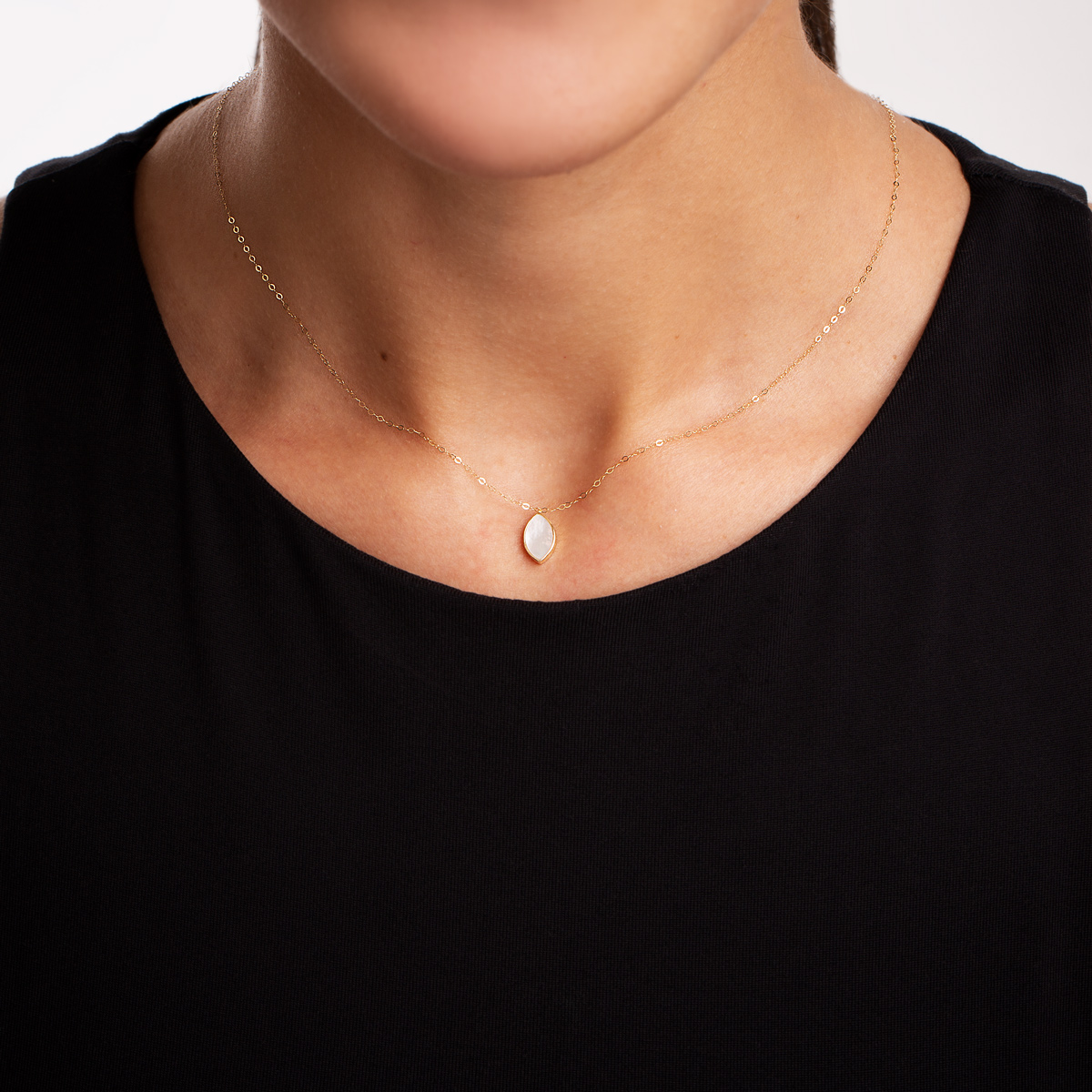 گردنبند طلا بیضی سفید گالری طلا پرسته