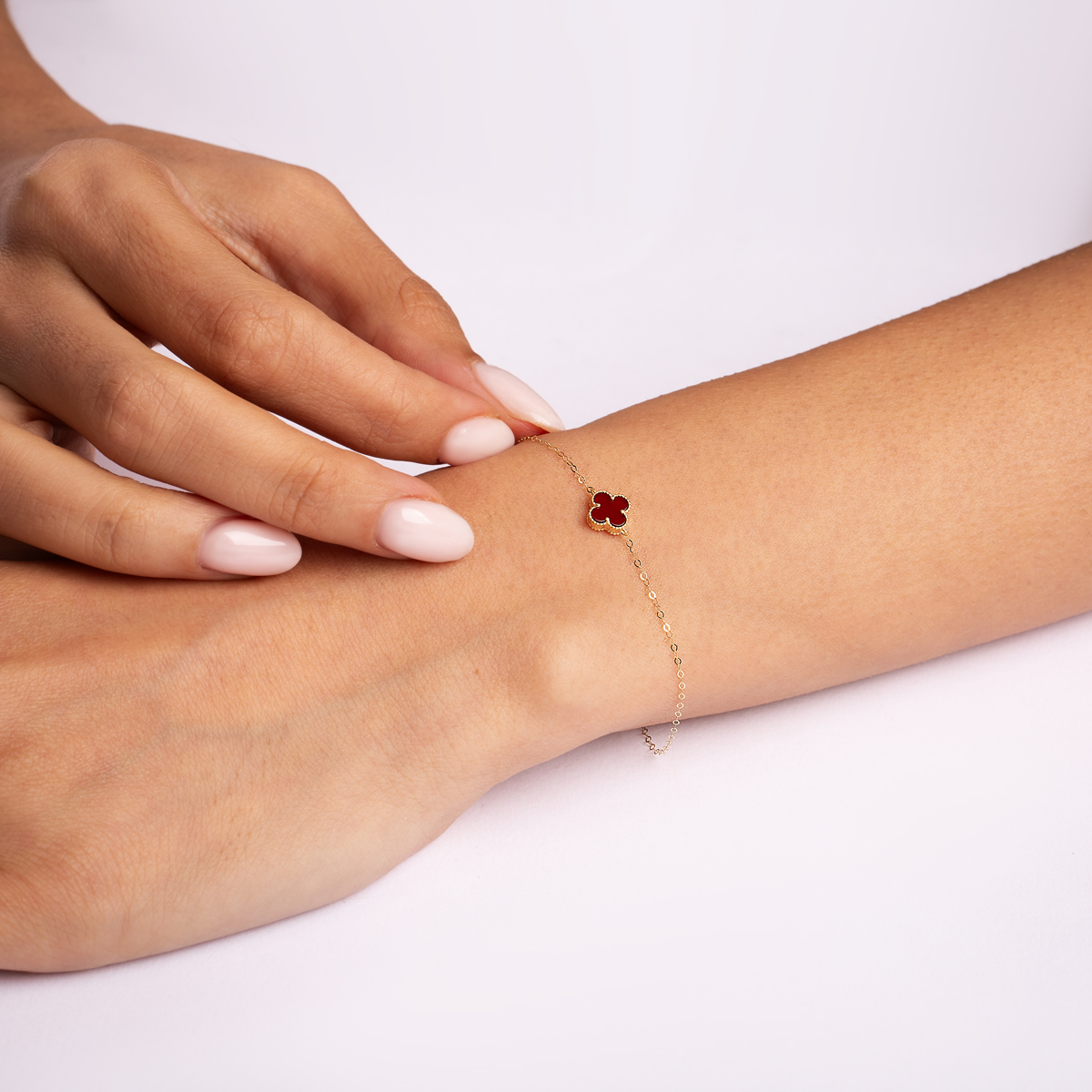 دستبند طلا زنجیری ونکلیف زرشکی گالری پرسته