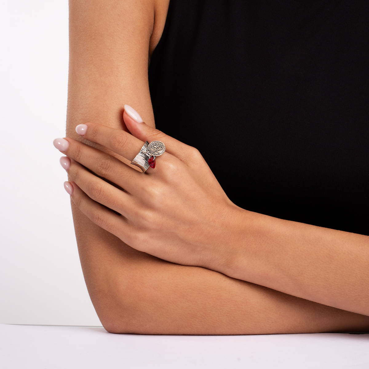 انگشتر نقره آویز دایره و قلب قرمز گالری طلا پرسته